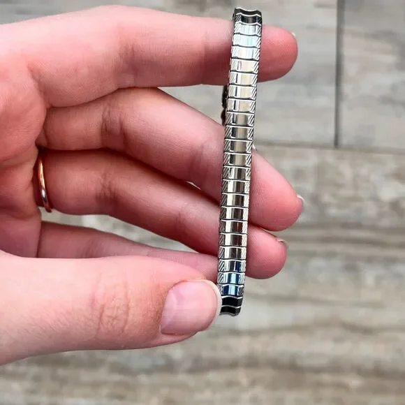 Vintage Timex Silver Tone Petite Bracelet Watch Classic Retro Minimal - Picture 3 of 5